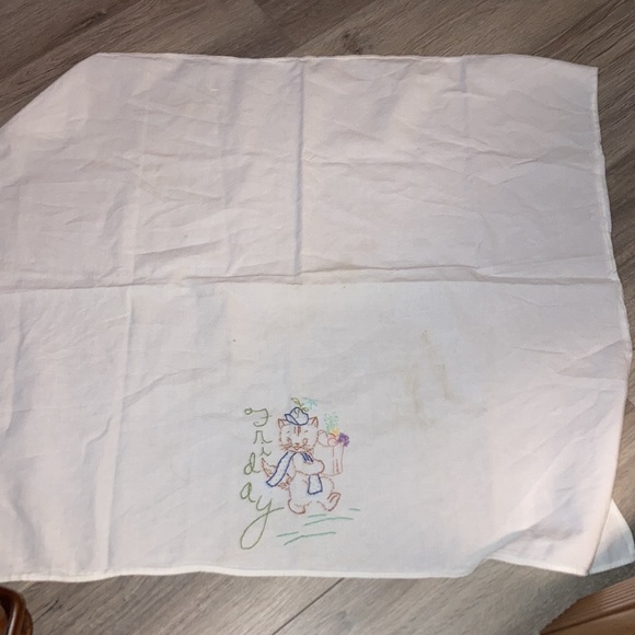 Embroidered flour sack dish cloth - Picture 3 of 4